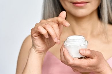Tratamiento de acne tardio en la mujer