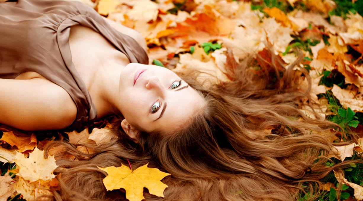 VITAMINA D: ¿EXISTE UNA RELACIÓN ENTRE LOS CAMBIOS ESTACIONALES Y LA CAÍDA DEL CABELLO?