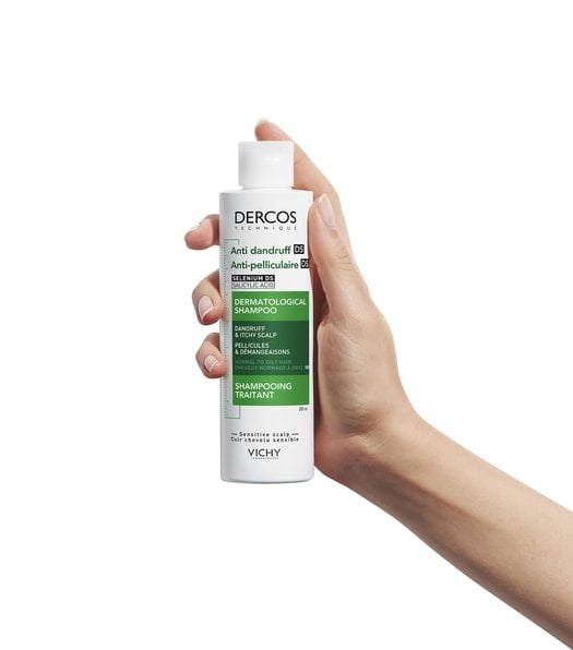 DERCOS Anticaspa DS Cabello Normal a Graso Mano